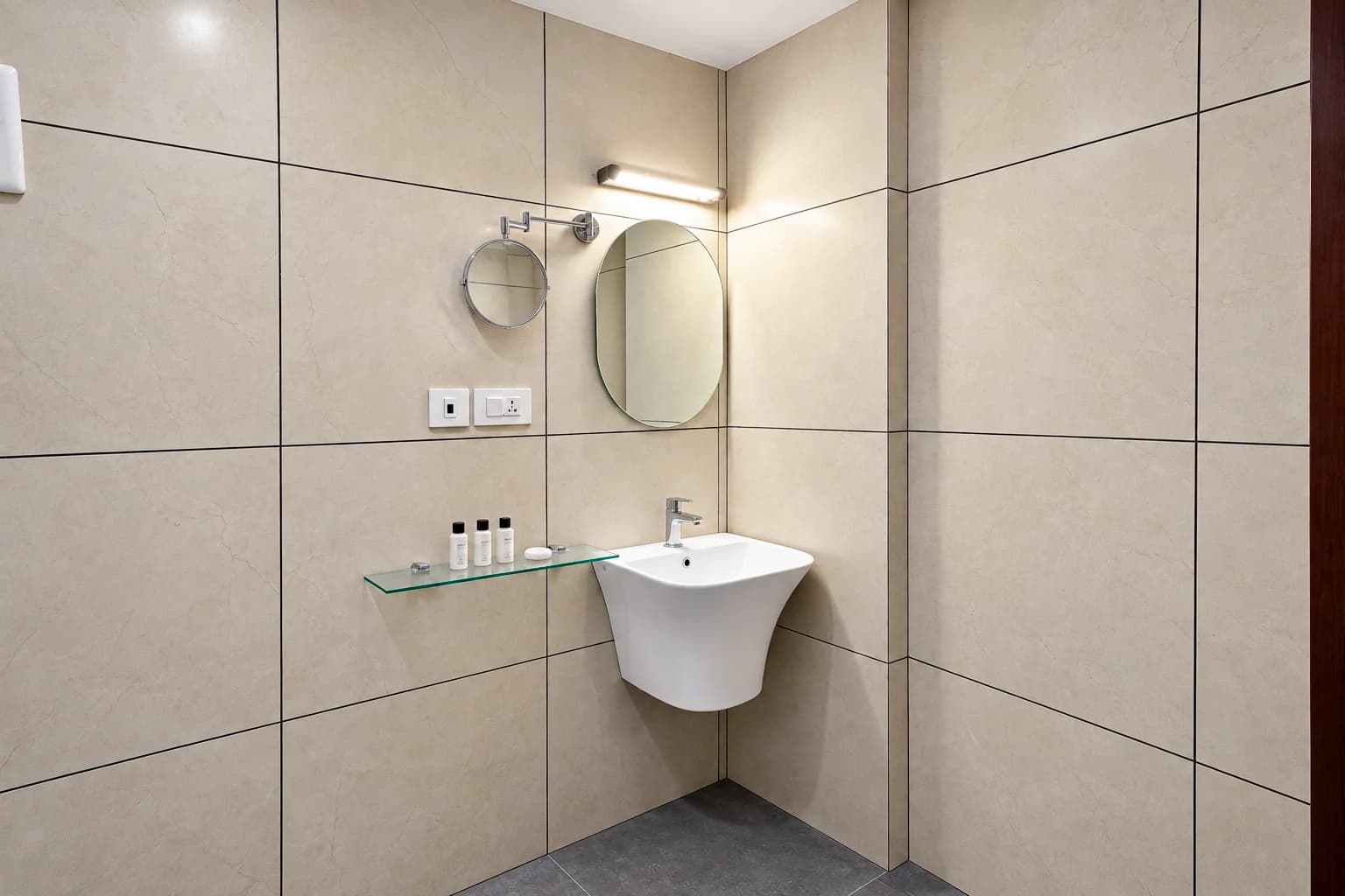 Bathroom vanity with basin and mirror