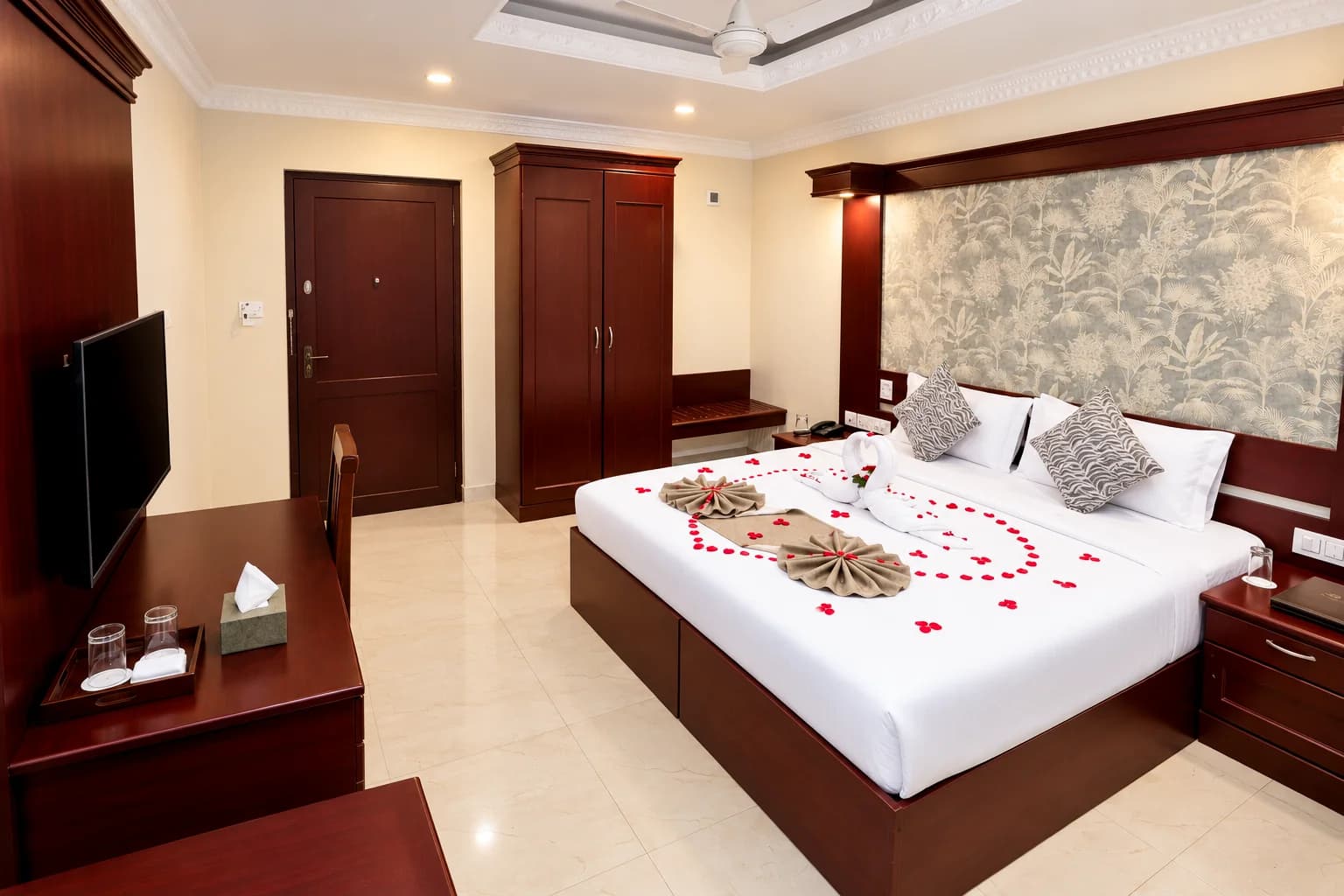 Guest room with a double bed, desk and wardrobe